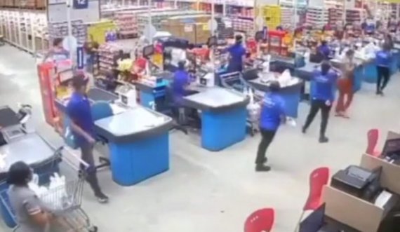 Raftet në supermarket bien mbi njëri-tjetrin dhe kapin punonjësen, vdes 21-vjeçja