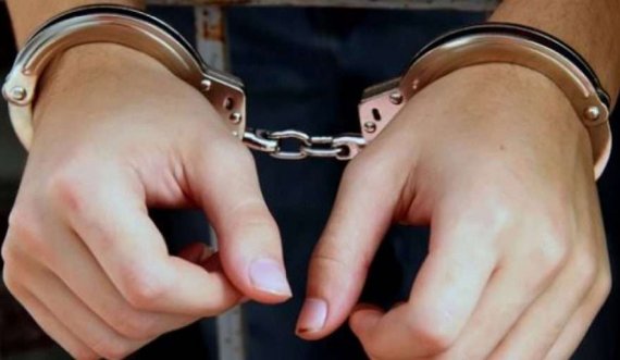 E mitura nga Mali i Zi arrestohet në Klinë bashkë me një burrë, u kapën duke bashkëjetuar
