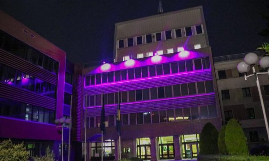 Ndriçohet Kuvendi i Kosovës si shenjë solidarizimi për gratë e vajzat që po përballen me kancerin e gjirit