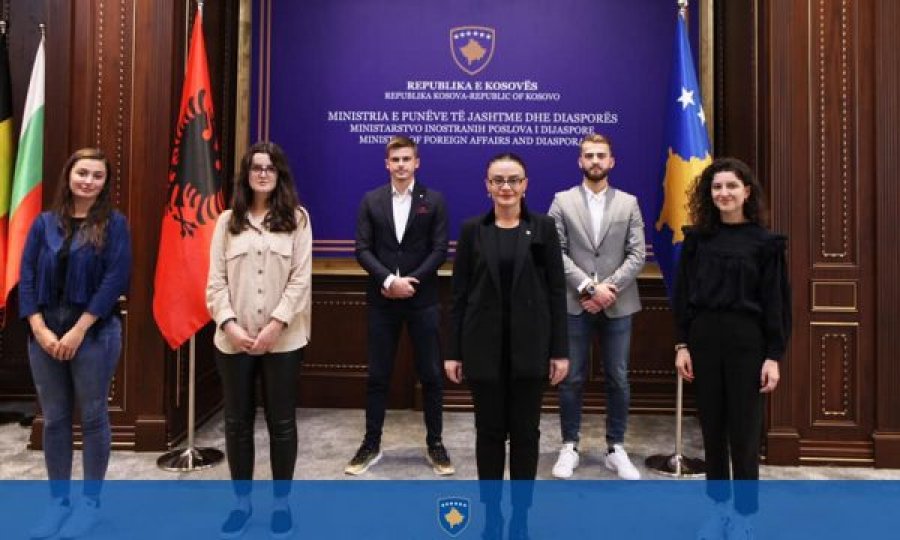 Haradinaj thotë se e ka mbajtur premtimin, pesë studentë nga Presheva fillojnë praktikën në MPJD