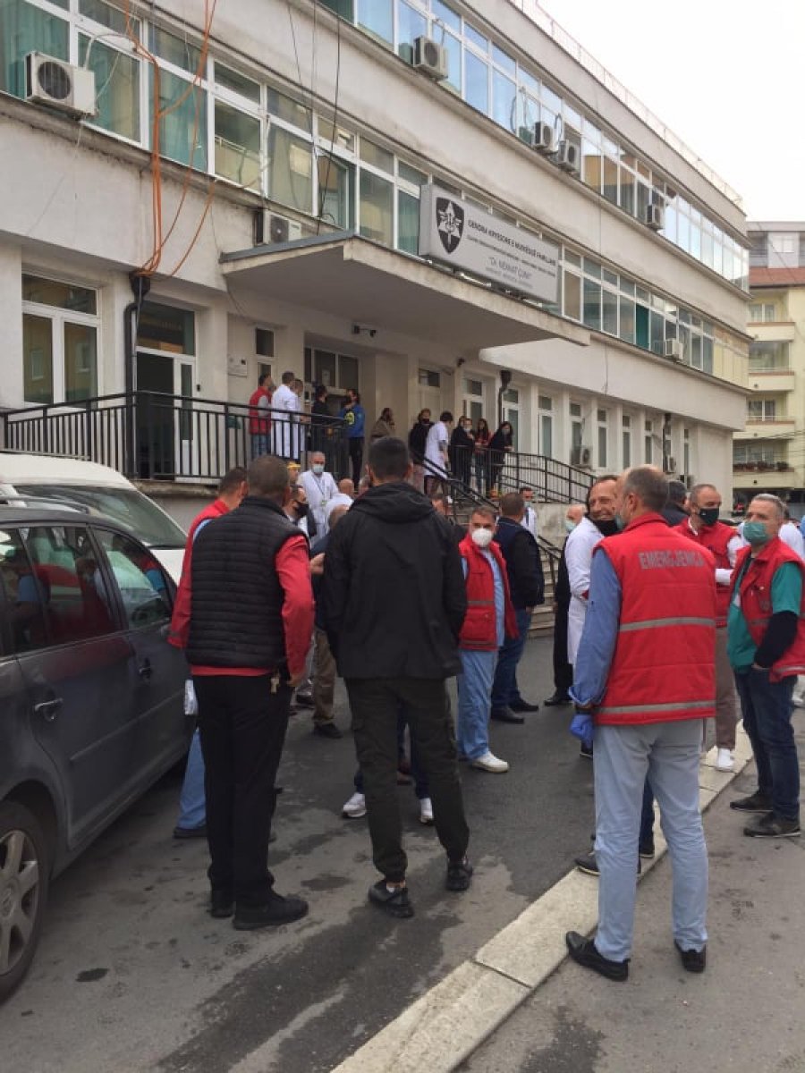 Mjekët e infermierët në Mitrovicë në protestë, kërkojnë shtesat prej 300 eurosh