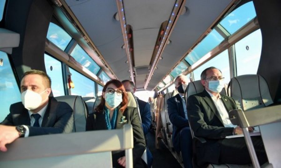 Shoferi i autobusit tregon çfarë ushqimi iu servua qeveritarëve gjatë udhëtimit për në Shqipëri