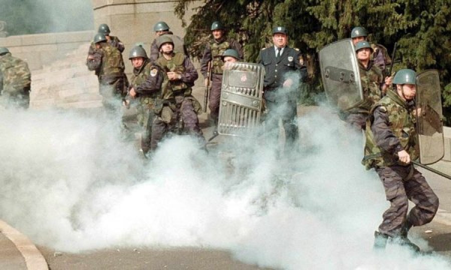 Spiunët e Millosheviqit nuk i dorëzojnë dosjet e krimit, po i shfrytëzojnë për fuqi