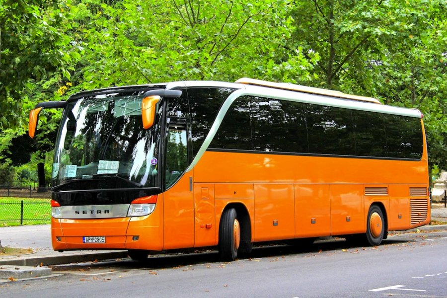 Pas heqjes së karantinës, qindra mërgimtarët nga Zvicra ia mësyjnë vendlindjes me autobus