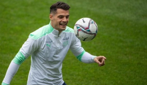 Xhaka: Gjejeni dikë që ju shikon siç e shikoj unë topin