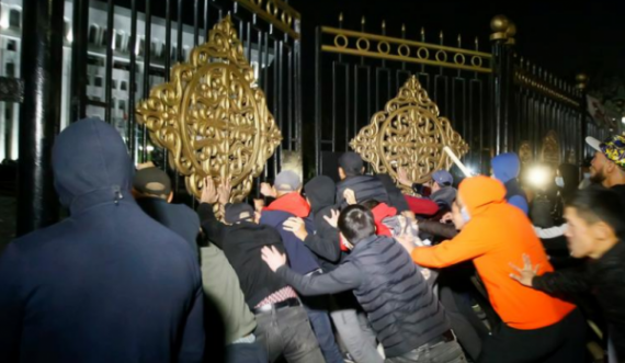 Opozita në Kirgistan e merr pushtetin me dhunë pasi futet në ndërtesat qeveritare