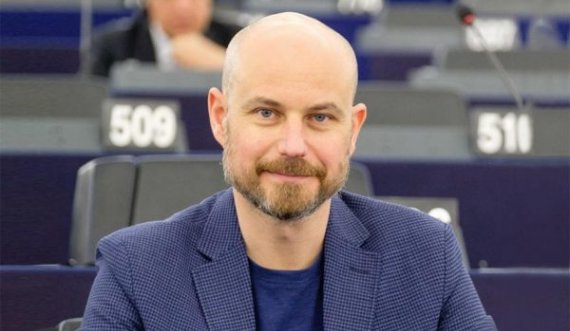 Raportuesi i Parlamentit Evropian për Serbinë: Zbatoni marrëveshjet e arritura në dialog