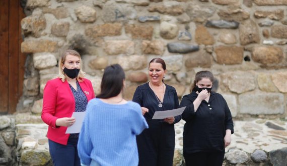 Ministrja Dumoshi ndan certifikata për 150 të rinj të trajnuar në ndërmarrësi në Vushtrri e Mitrovicë