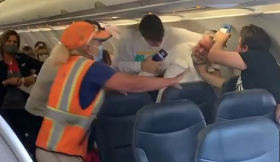Rrahje brenda aeroplanit, pasagjerët i vërsulen të moshuarit pasi refuzoi ta vendosë maskën