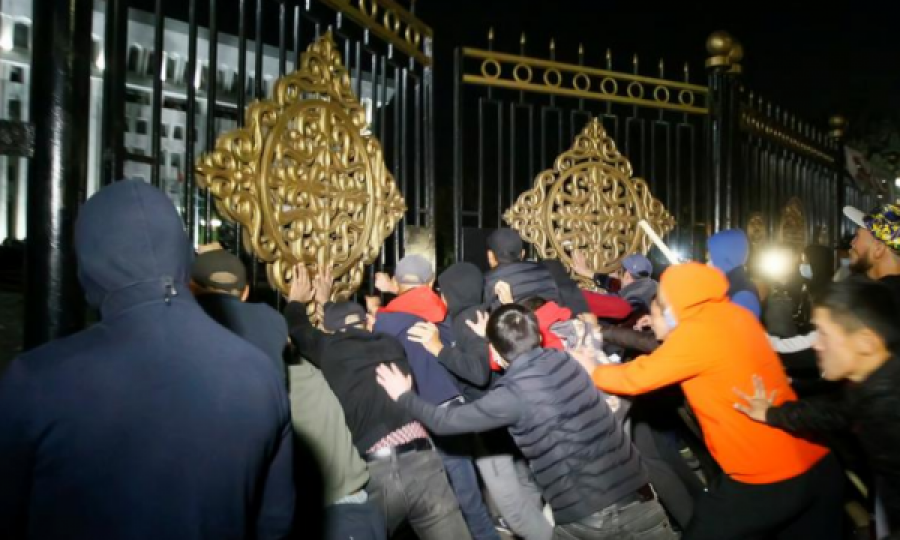 Opozita në Kirgistan e merr pushtetin me dhunë pasi futet në ndërtesat qeveritare