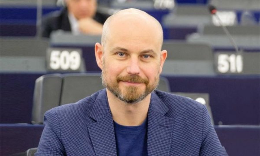 Raportuesi i Parlamentit Evropian për Serbinë: Zbatoni marrëveshjet e arritura në dialog
