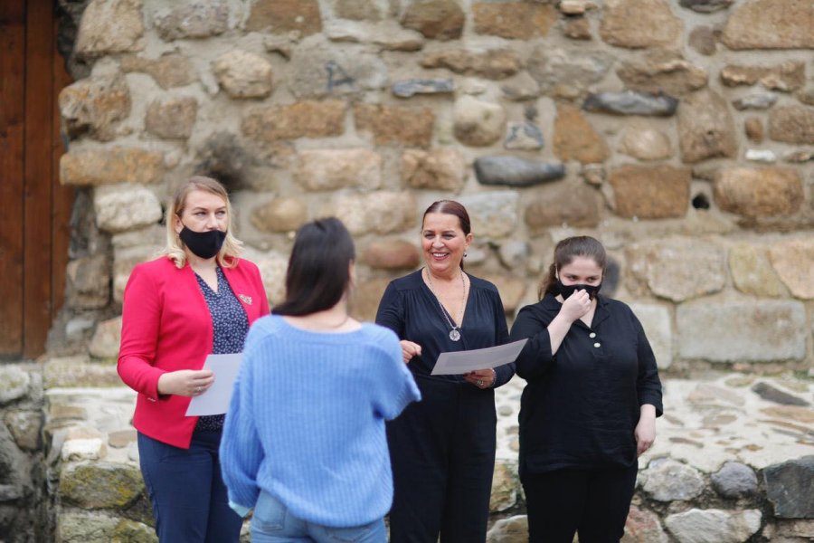 Ministrja Dumoshi ndan certifikata për 150 të rinj të trajnuar në ndërmarrësi në Vushtrri e Mitrovicë