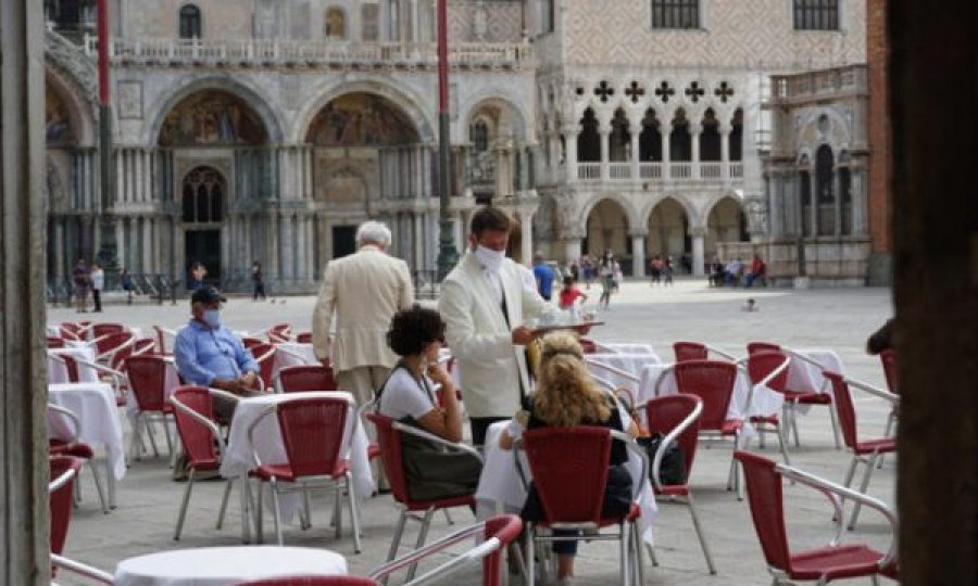Gjobë deri 1 mijë euro për ata që nuk mbajnë maskë në ambiente të hapura