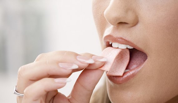 8 efekte të mira dhe të këqija që çamçakëzi ka në trupin tuaj 