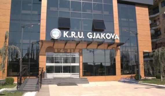 Qytetarët gjuajnë mbeturina, bllokohet rrjeti i kanalizimit në Gjakovë