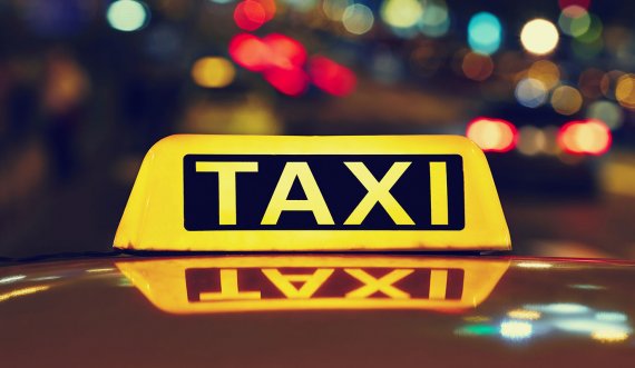Tre udhëtarë e kërcënojnë me thikë taksistin në Lipjan, ia marrin 17 euro