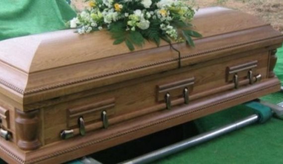 Humbën jetën tragjikisht, dy të rinjëve iu organizohet varrimi më i çuditshëm që mund të keni parë ndonjëherë