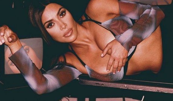 Kim Kardashian tregon se përveç të pasmeve, ka edhe gjoks të përkryer
