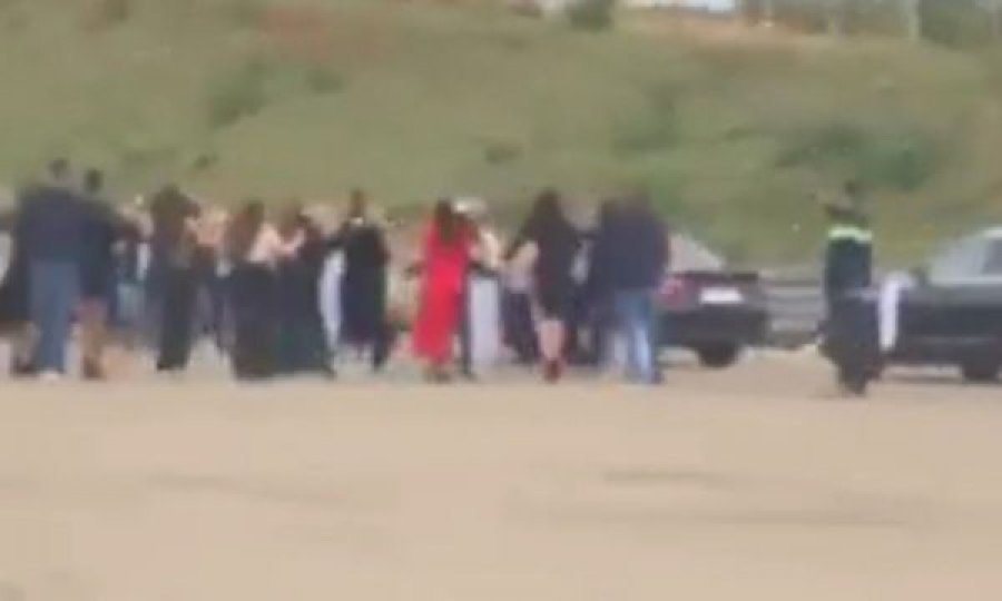 Kosovarët hedhin valle edhe në autostradë