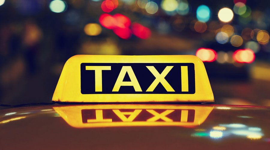 Tre udhëtarë e kërcënojnë me thikë taksistin në Lipjan, ia marrin 17 euro