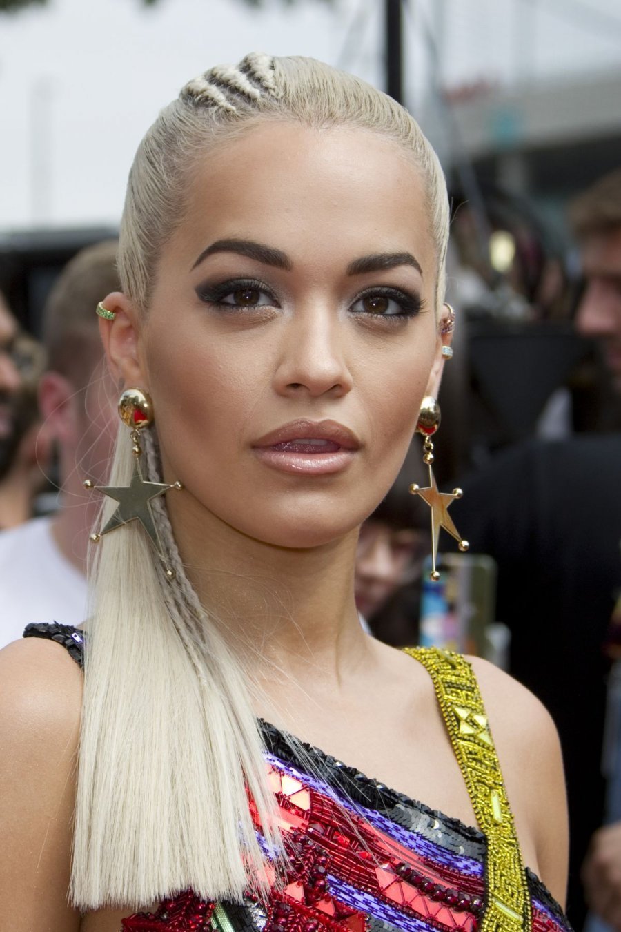 Rita Ora e pikëlluar për humbjen e Eddie Van Halen