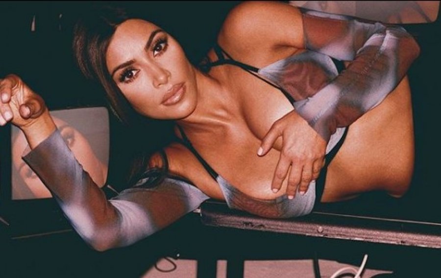 Kim Kardashian tregon se përveç të pasmeve, ka edhe gjoks të përkryer