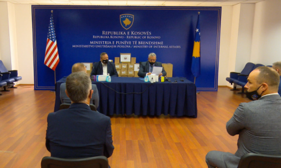 Ambasada Amerikane i dhuron MPB-së mjete mbrojtëse nga COVID-19