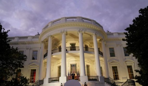 Presidenti Donald Trump kthehet në Zyrën Ovale
