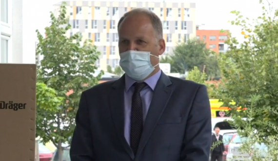 Krasniqi pas pranimit të 15 respiratorëve nga Gjermania, thirrje qytetarëve për respektim të masave 