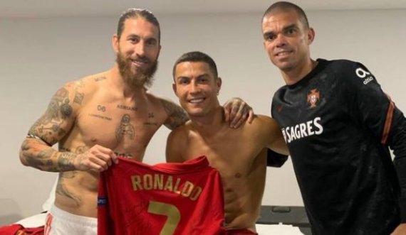 Fotoja e paqes: Ronaldo dhe Ramos, fanella e firmosur dhe Pepe dëshmitar