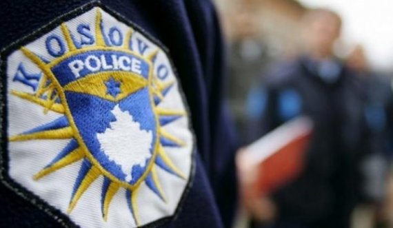 Pengoi policët gjatë kryerjes së detyrës, shoqërohet në stacion policor gruaja nga Vushtrria