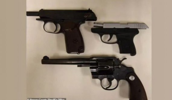 Mori tri pistoleta në shkollë për t’ua treguar shokëve, arrestohet 12-vjeçari