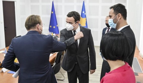 Várhelyi takohet me krerët e VV’së, Kurti i tregon se si e luftoi korrupsionin gjatë qeverisjes së tij