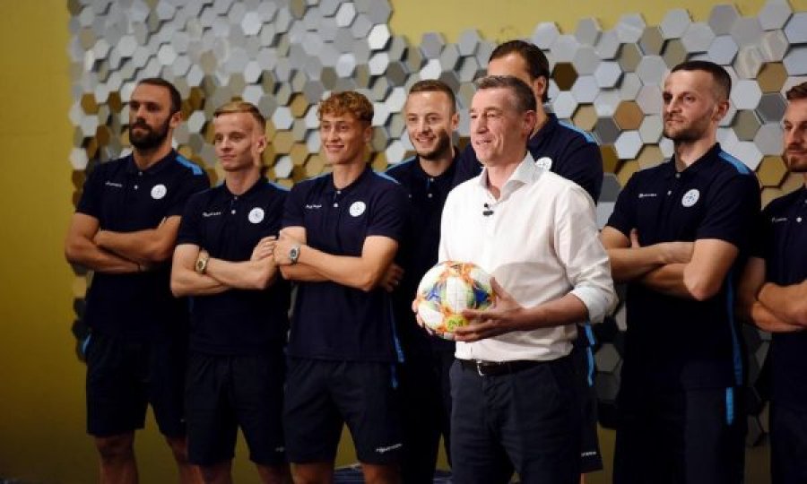 Veseli uron futbollistët e kombëtares: Zemrat dhe mendjet tona janë sonte me ta
