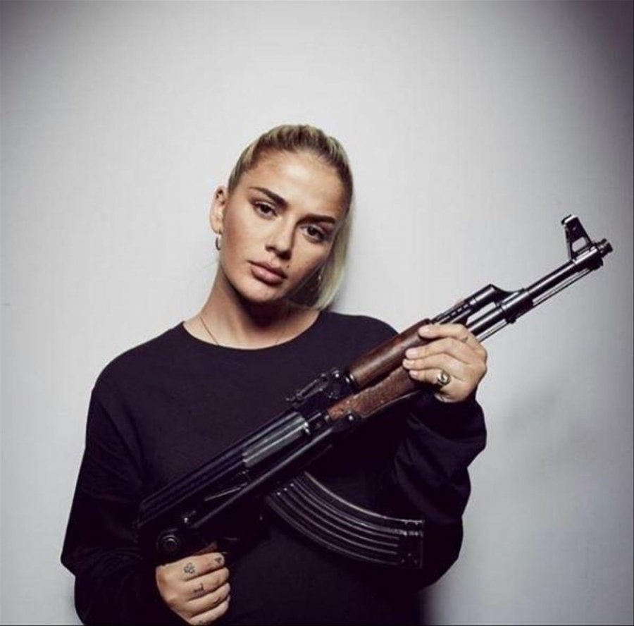 Pse po ushtron Loredana të gjuaj me armë?