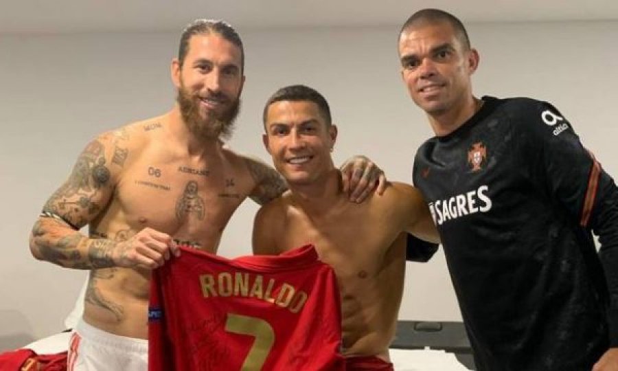 Fotoja e paqes: Ronaldo dhe Ramos, fanella e firmosur dhe Pepe dëshmitar