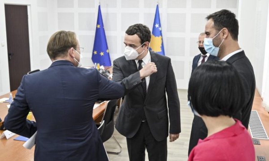 Várhelyi takohet me krerët e VV’së, Kurti i tregon se si e luftoi korrupsionin gjatë qeverisjes së tij