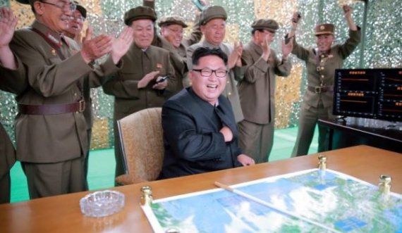 Kim Jong-un me raketa që mund të arrijnë Amerikën