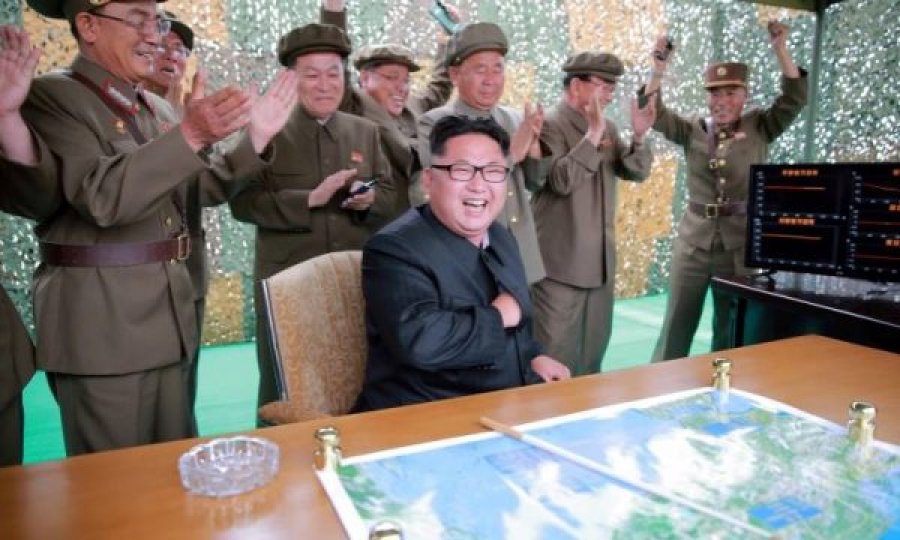 Kim Jong-un me raketa që mund të arrijnë Amerikën