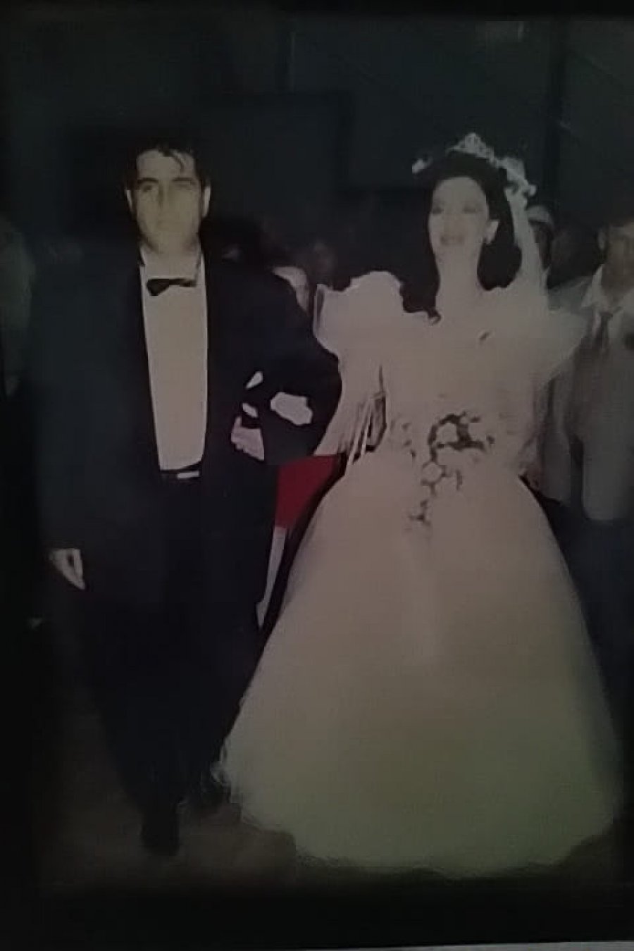 Politikani kosovar publikon foton nga dita e dasmës dhe shkruan fjalë zemre: 25 vite dashni e jetë!