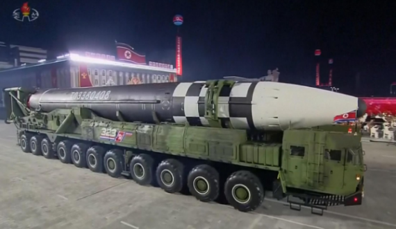 Koreja Veriore prezanton raketën e re balistike ndërkontinentale, një ndër më të mëdhatë në botë