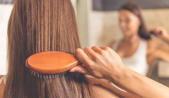 Trendi i ri: Gërsheta në vendin e ndarjes së flokëve