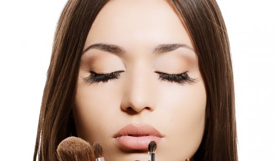 Shtatë gjëra që mund t’ju ndodhin nëse flini me make up