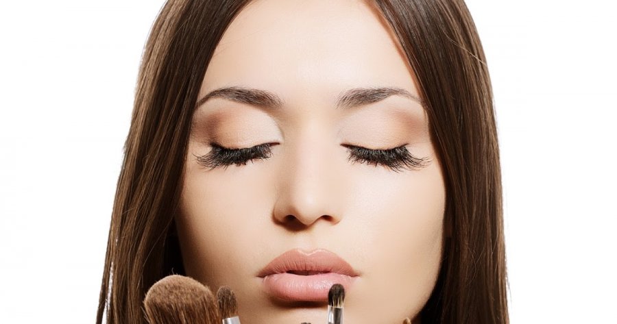 Shtatë gjëra që mund t’ju ndodhin nëse flini me make up