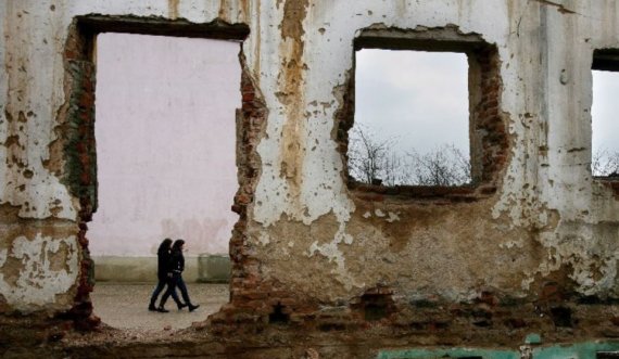 Këta qeveritar bëjnë lojë edhe me viktimat e luftës, pa pikë turpi i janë dorëzuar Serbisë