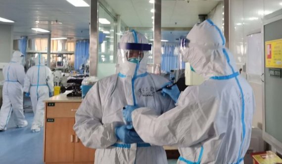 Covid-19, më shumë pacientë të shtruar tani në spital se në muajin mars