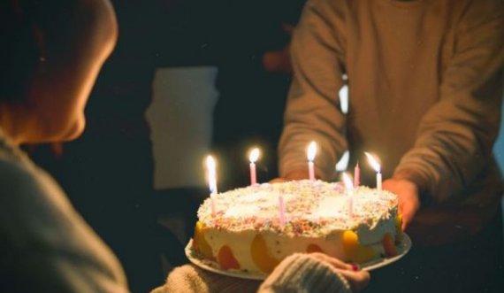 Nëna me Covid-19 organizon dy festa për ditëlindjen e të birit, 60 të ftuar përfundojnë në karantinë