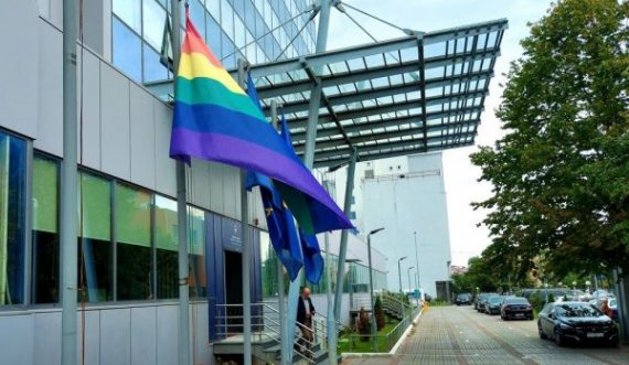 Flamuj të LGBTIQ+ vendosen pranë Qeverisë për ta promovuar mbrojtjen e anëtarëve të këtij komuniteti