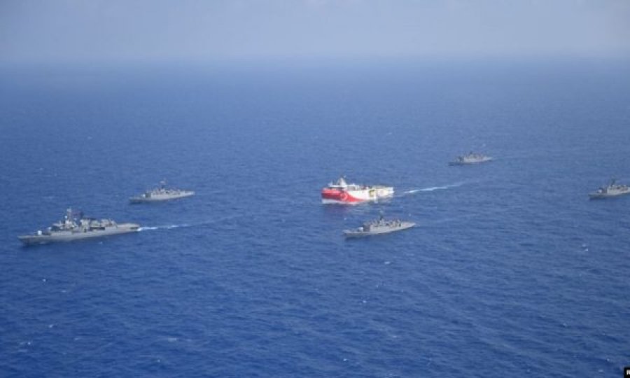 Turqia sërish dërgon anije kërkimore në Mesdhe