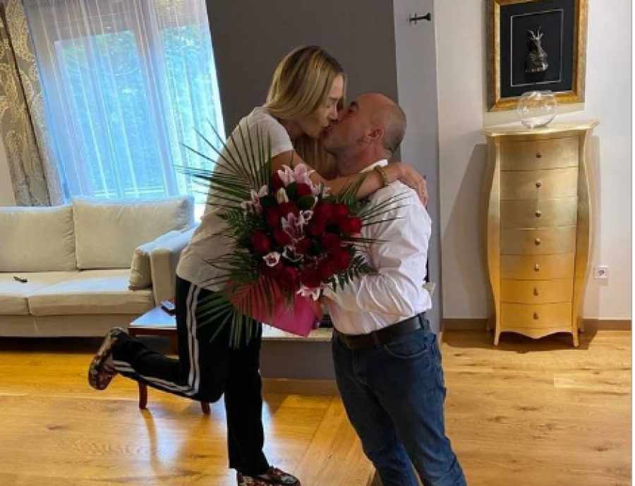 Ramush Haradinaj bëhet romantik, kështu e uron Anitën për ditëlindje